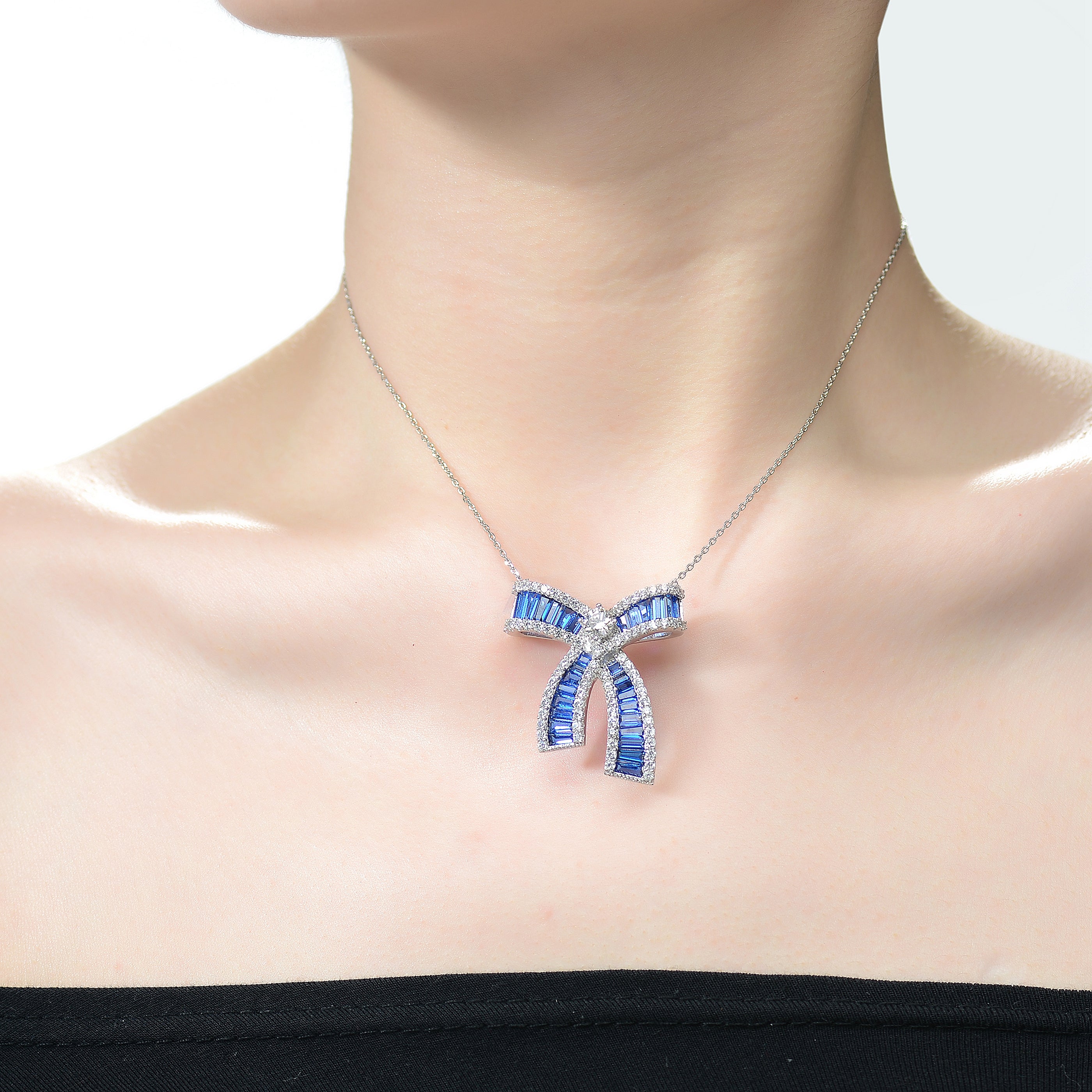 Ariana Bowtie Pavé Pendentif Necklace GENEVIVE