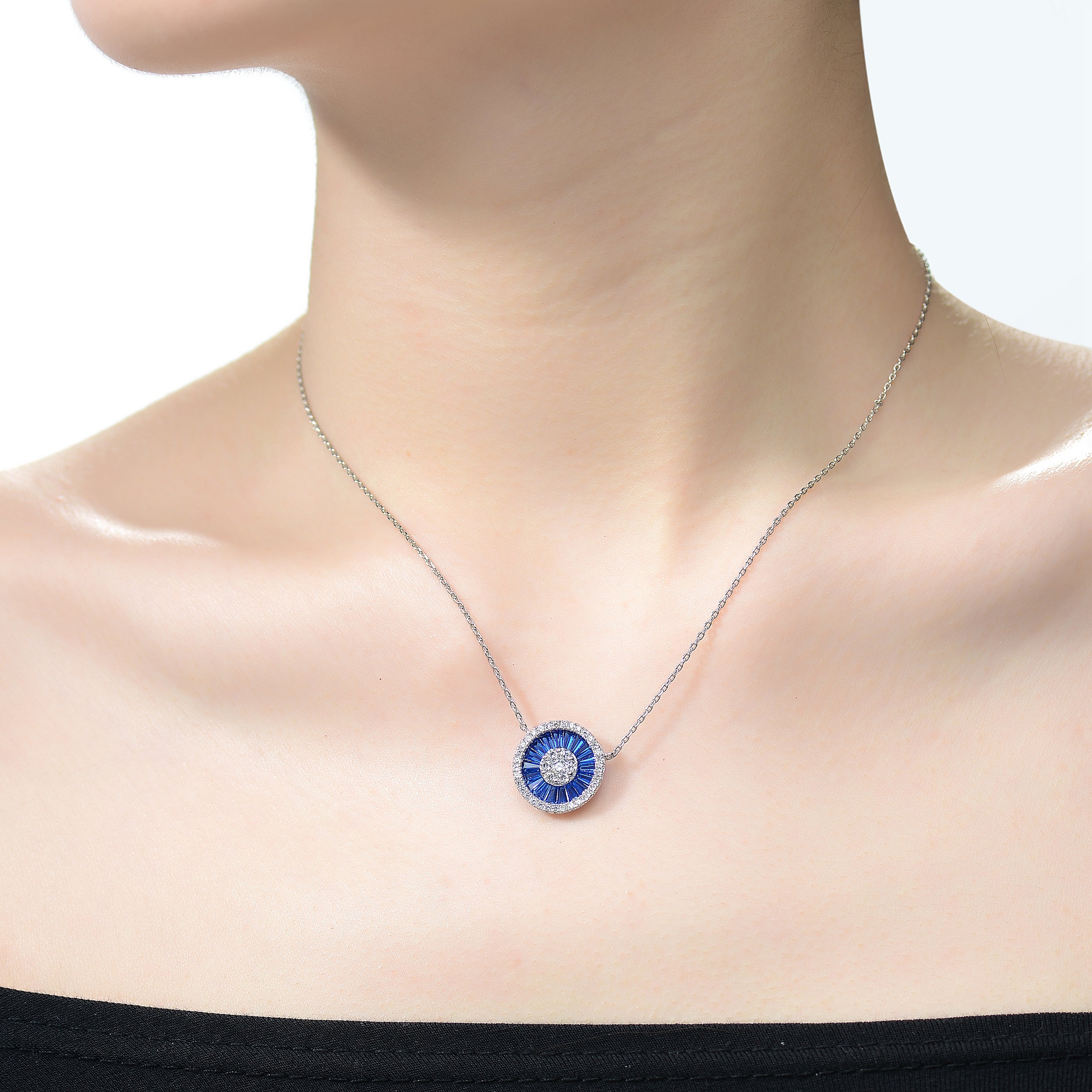Corinne Round Pavé Pendentif Necklace GENEVIVE