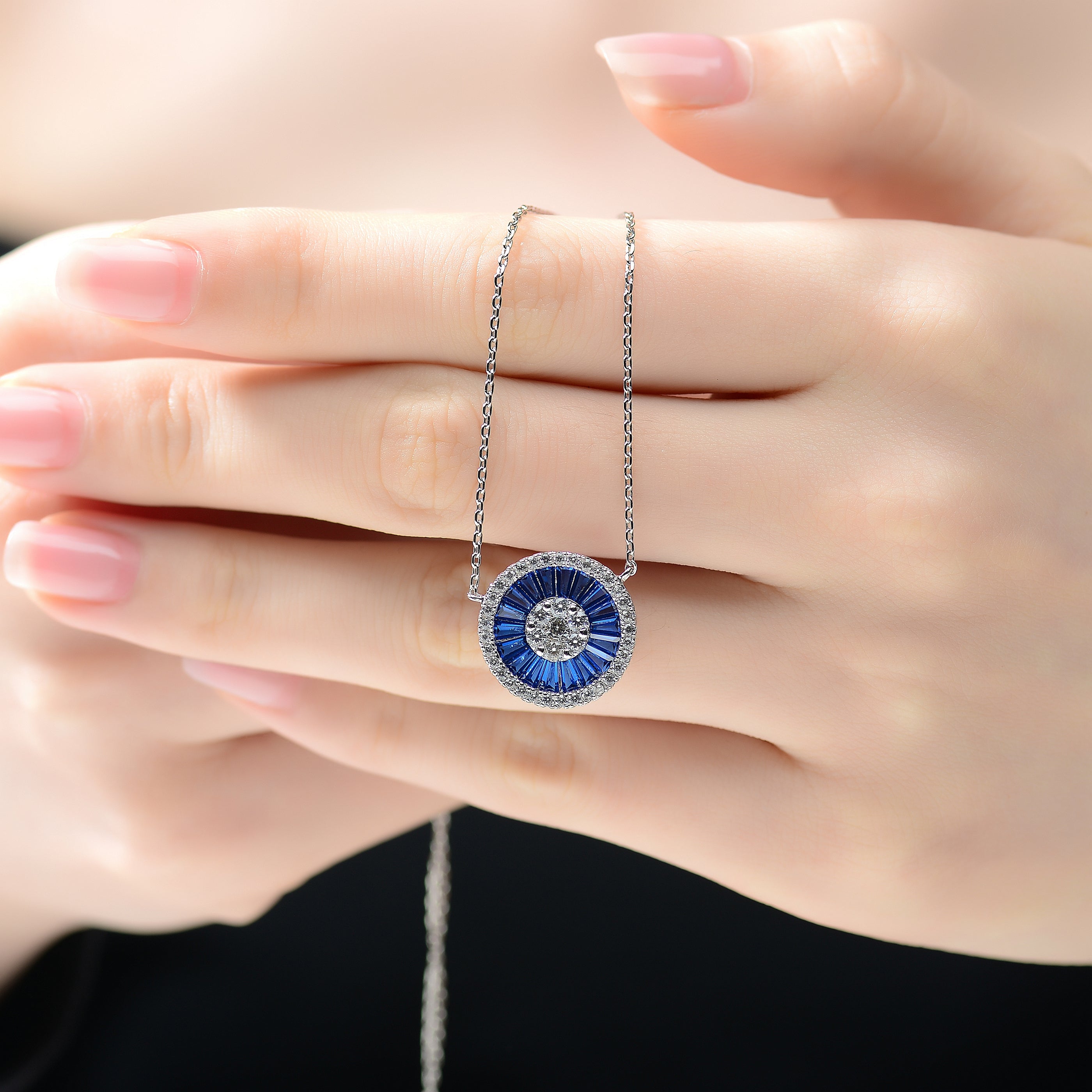 Corinne Round Pavé Pendentif Necklace GENEVIVE