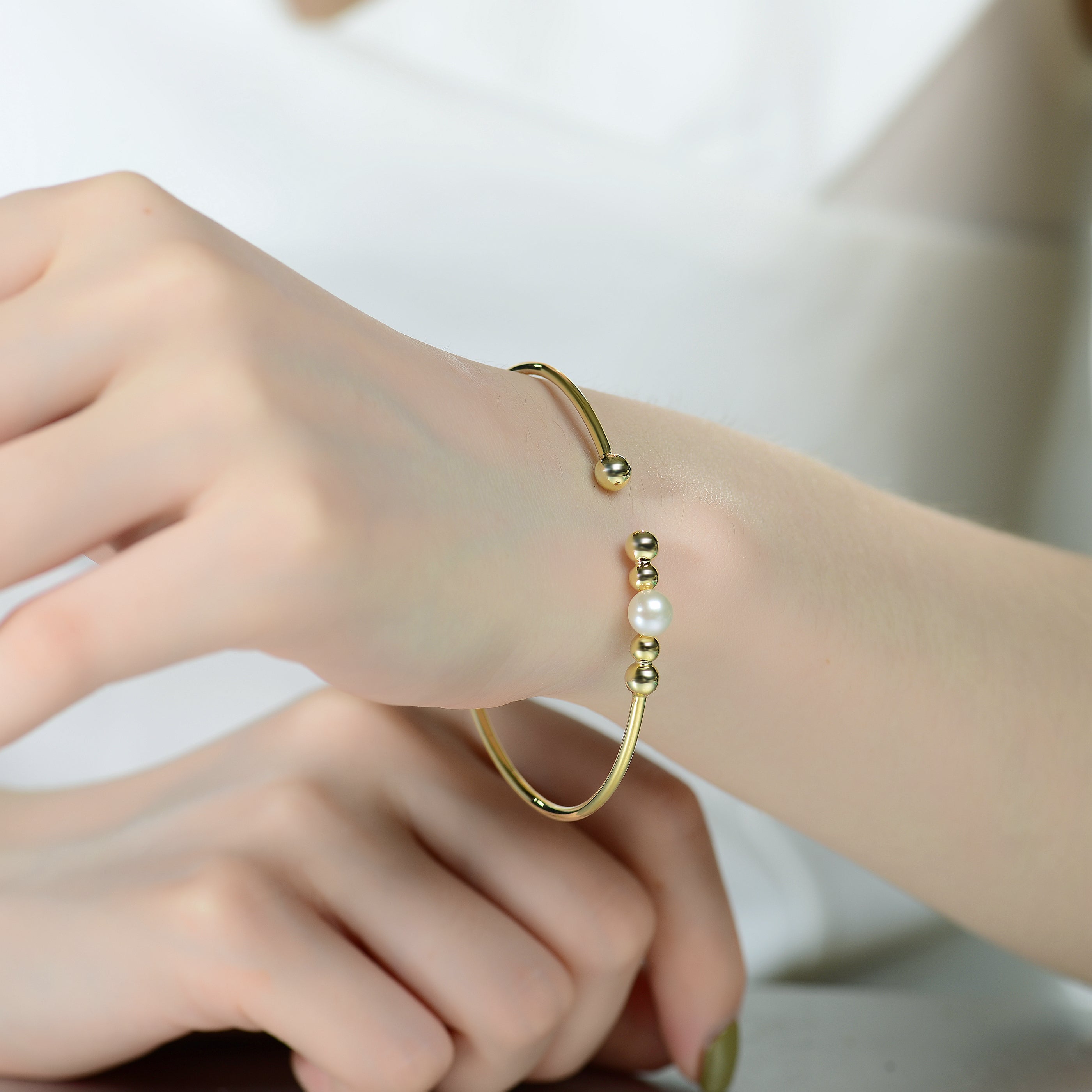 Delphine Pearl Golden Shpere Bracelet - GENEVIVE