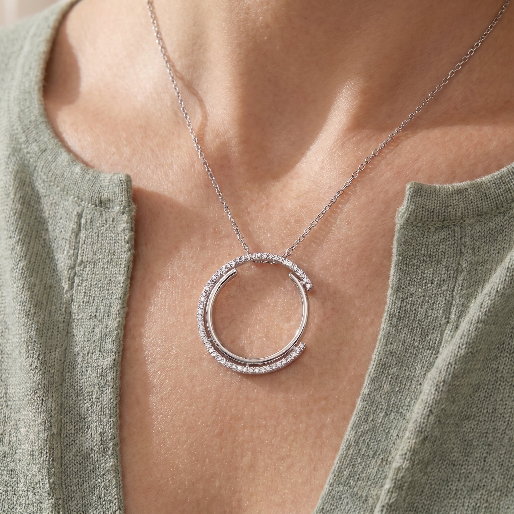 Triomphe Circle Pendant Necklace GENEVIVE