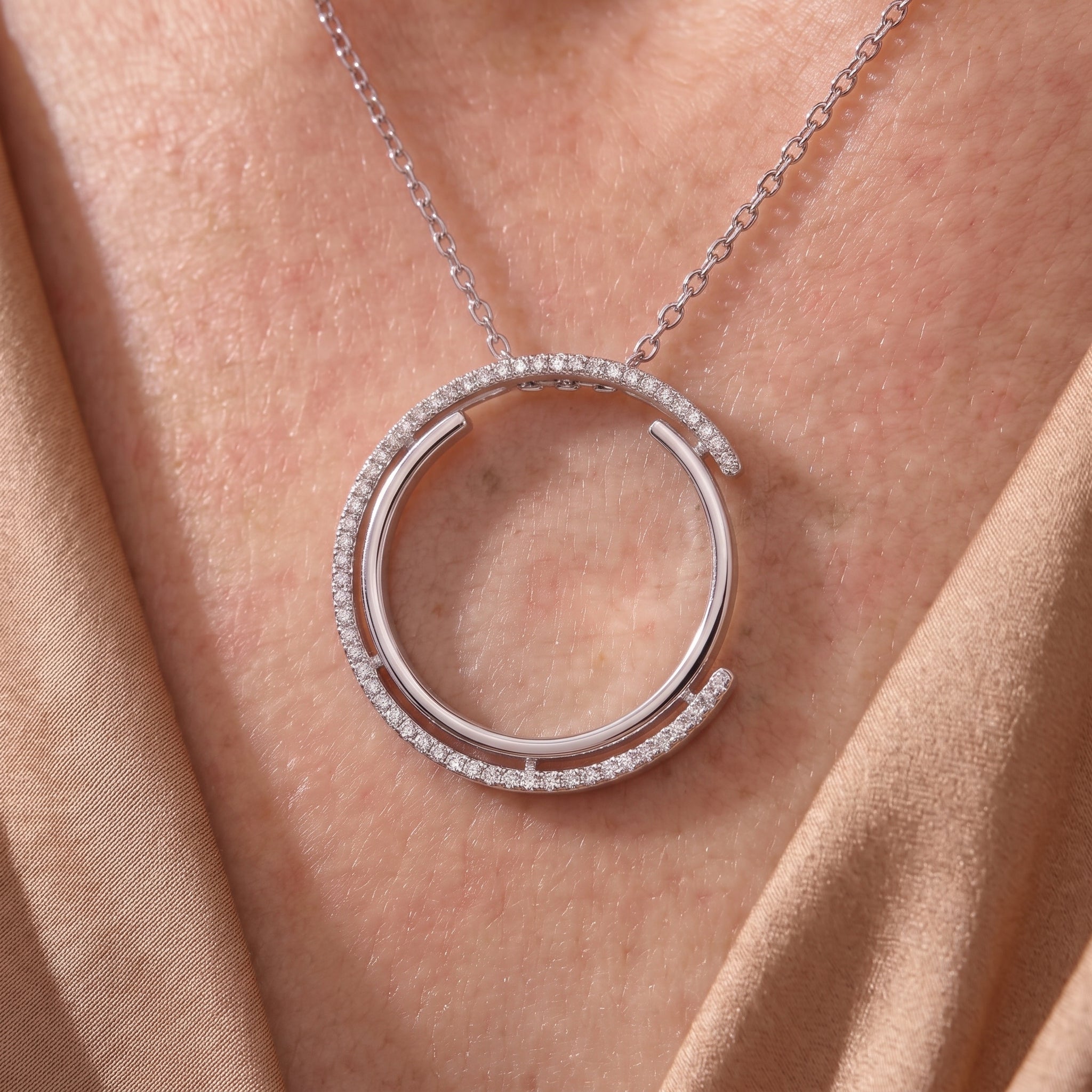 Triomphe Circle Pendant Necklace GENEVIVE